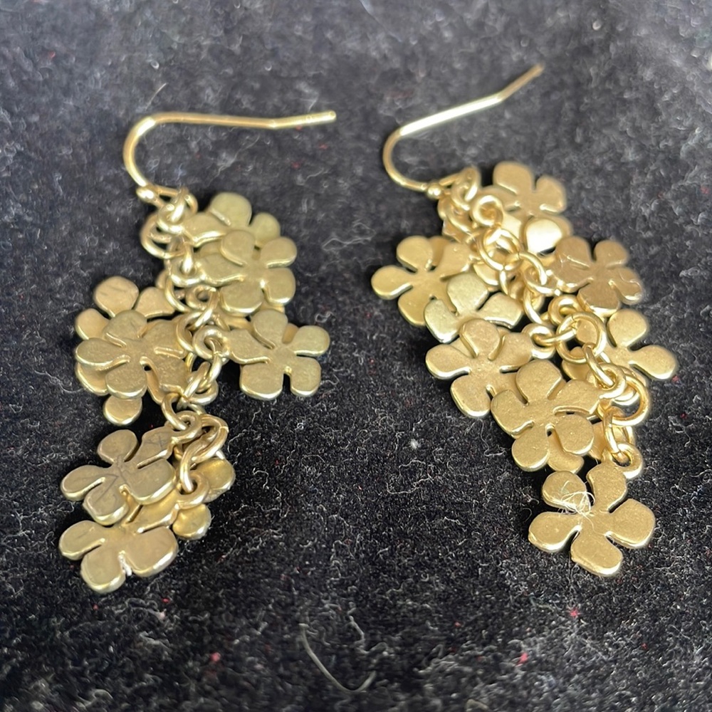 NWOT Gold tone daisy drop dangle earrings real pretty